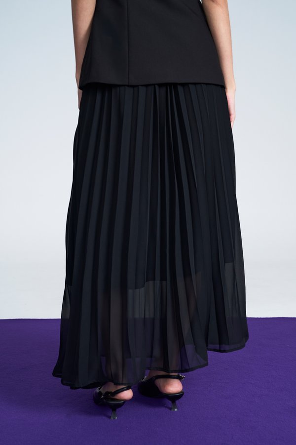 Parallel Motion Pleated Skirt (Black)